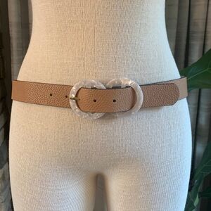 STEVE Madden tan medium faux leather pebbled belt with pearl looking buckle
